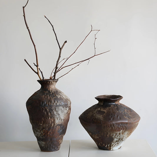 Vase Poterie Wabi Sabi en Céramique présentation des modèles A et B marron avec branche