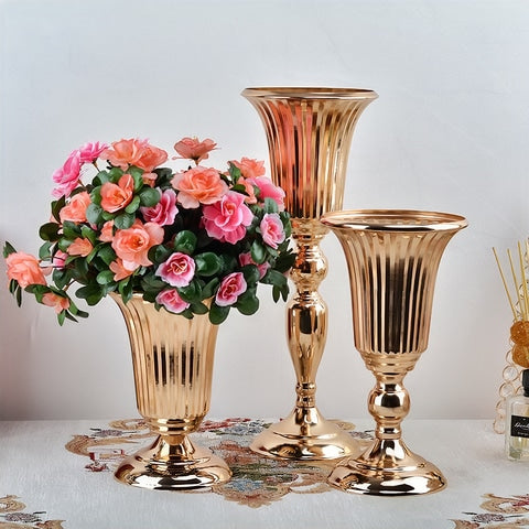 Vase prestigieux trompette pour mariage or ou argent en Métal présentation des modèles M, S et L or sur une table avec des fleurs.