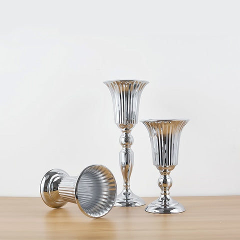 Vase prestigieux trompette pour mariage or ou argent en Métal  présentation des modèles M, S et L argent sur une table sans fleurs.