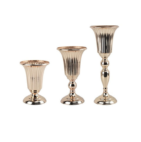 Vase Prestigieux Trompette pour Mariage Or ou Argent en métal présentation des modèles S, M et L en or, côte à côte sans fleurs sur fond blanc.