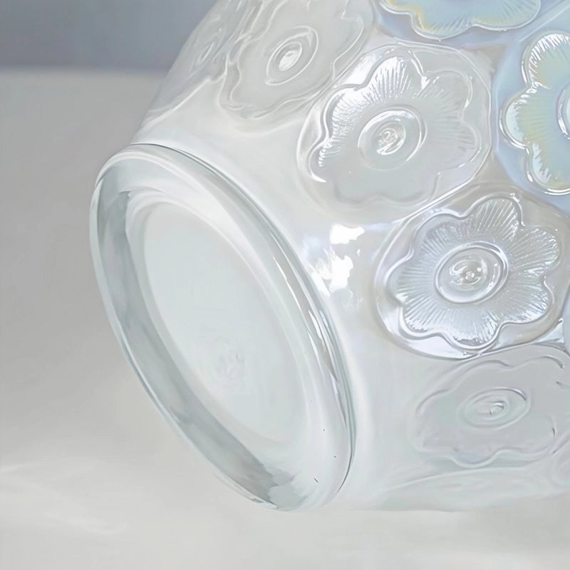 Vase Raffiné, Motifs Floraux, Reflets Nacrés, présentation du dessous, vu de près.