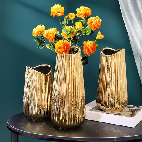 Vase Raffiné Rayé Doré en céramique présentation des modèles Petit, Moyen sans fleurs et Grand avec bouquet de fleurs sur une table.