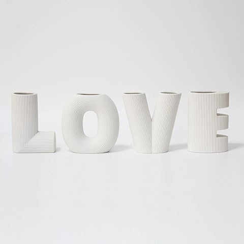 Vase rayé Art créatif lettres Love présentation modèle blanc sur fond blanc.