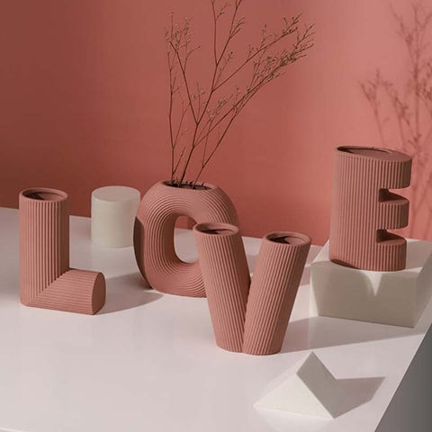 Vase rayé Art créatif lettres Love présentation modèle rose avec tiges.