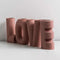 Vase rayé Art créatif lettres Love présentation modèle rose, vu de côté.