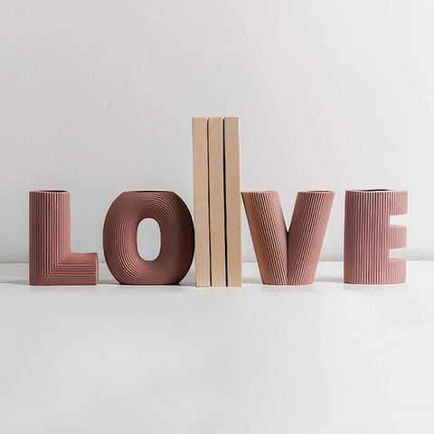 Vase rayé Art créatif lettres Love présentation modèle rose sur fond blanc.