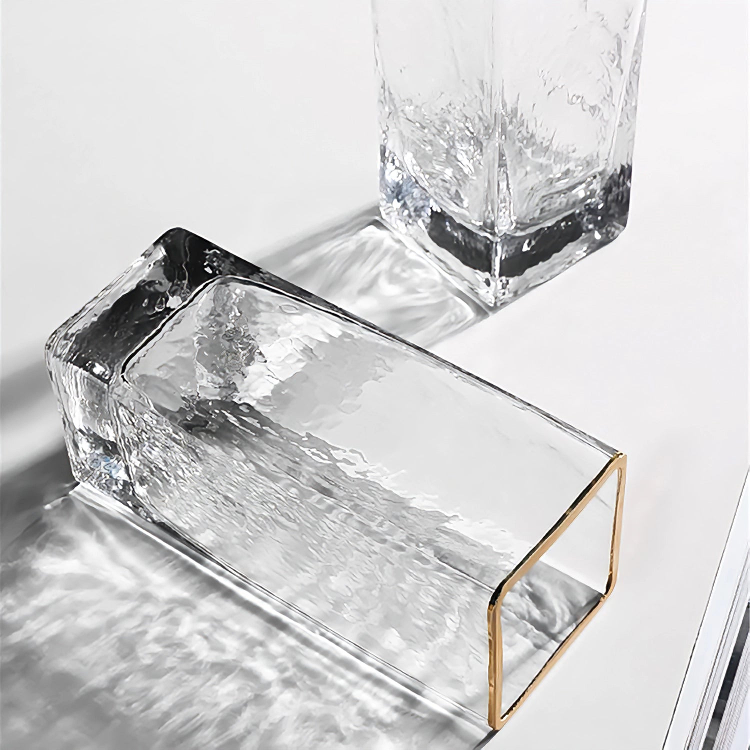 Vase rectangulaire opalisé bordure dorée en verre détails.