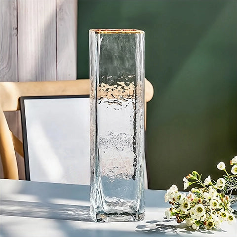 Vase rectangulaire opalisé bordure dorée en verre modèle L sans fleurs.