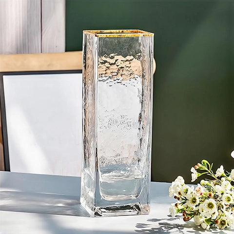 Vase rectangulaire opalisé bordure dorée en verre modèle M sans fleurs.