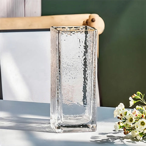 Vase rectangulaire opalisé bordure dorée en verre modèle S sans fleurs.