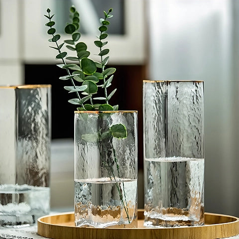 Vase rectangulaire opalisé bordure dorée en verre présentation de tous modèles avec fleurs sur un plateau.