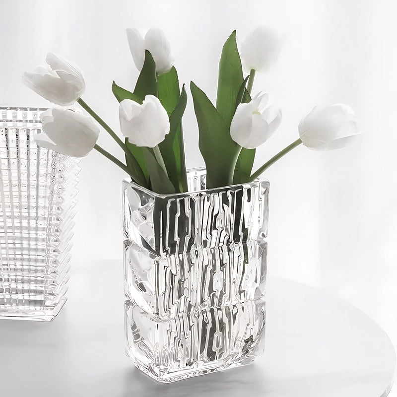 Vase Rectangulaire Rayé à Facettes, présentation avec bouquet de tulipes blanches sur une table blanche.