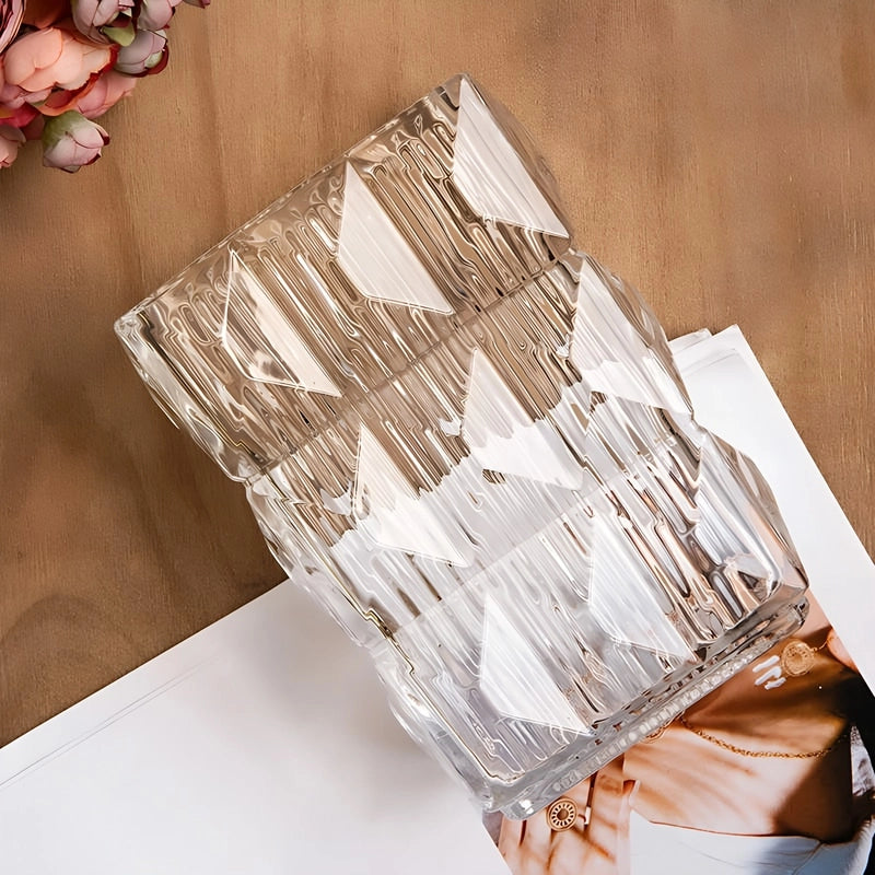Vase Rectangulaire Rayé à Facettes, présentation couché sans fleurs sur une table en bois.