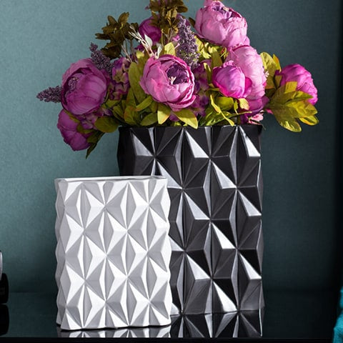 Vase rectangulaire en relief noir ou blanc présentation modèles Noir B avec pivoines violettes et Blanc A sans fleurs.