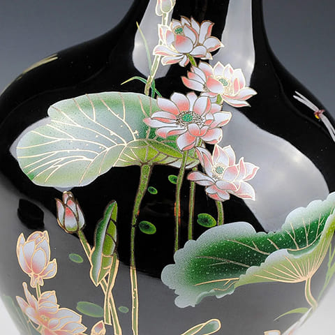 Vase Rétro Motif Fleurs de Lotus en porcelaine, détails peintures et finition brillante.