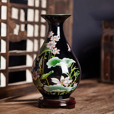 Vase rétro motif fleurs de Lotus modèle B présentation, mise en scène sur un meuble en bois.