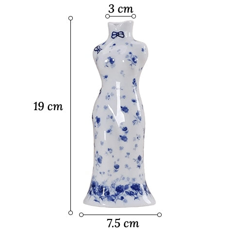 Vase robe kimono chinois bleu et blanc en Porcelaine dimensions sur fond blanc.