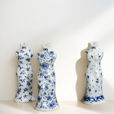 Vase Robe Kimono Chinois Bleu et Blanc en porcelaine présentation des styles A, B et D sans fleurs sur une table blanche.