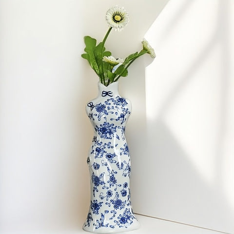 Vase robe kimono chinois bleu et blanc en Porcelaine présentation du style D avec fleurs.