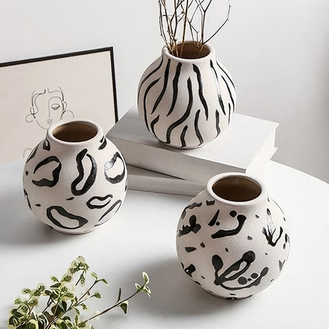 Vase Rond Blanc Motifs Décoratifs en céramique, présentation des modèles encre, zèbre et nuage sans fleurs sur une table blanche.