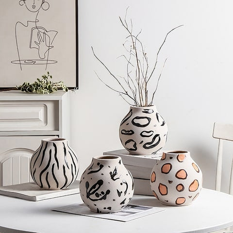 Vase rond blanc motifs décoratifs en céramique présentation de tous les modèles.