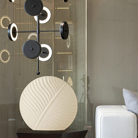 Vase rond motif feuille en céramique modèle blanc présentation mise en scène dans un salon.