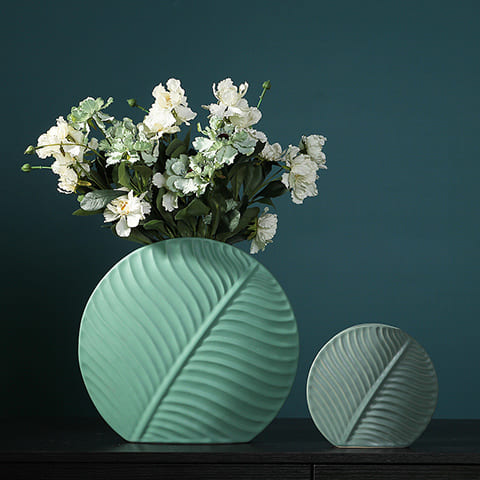 Vase rond motif feuille en céramique présentation modèles Vert avec fleurs  blanches et Gris sans fleurs.