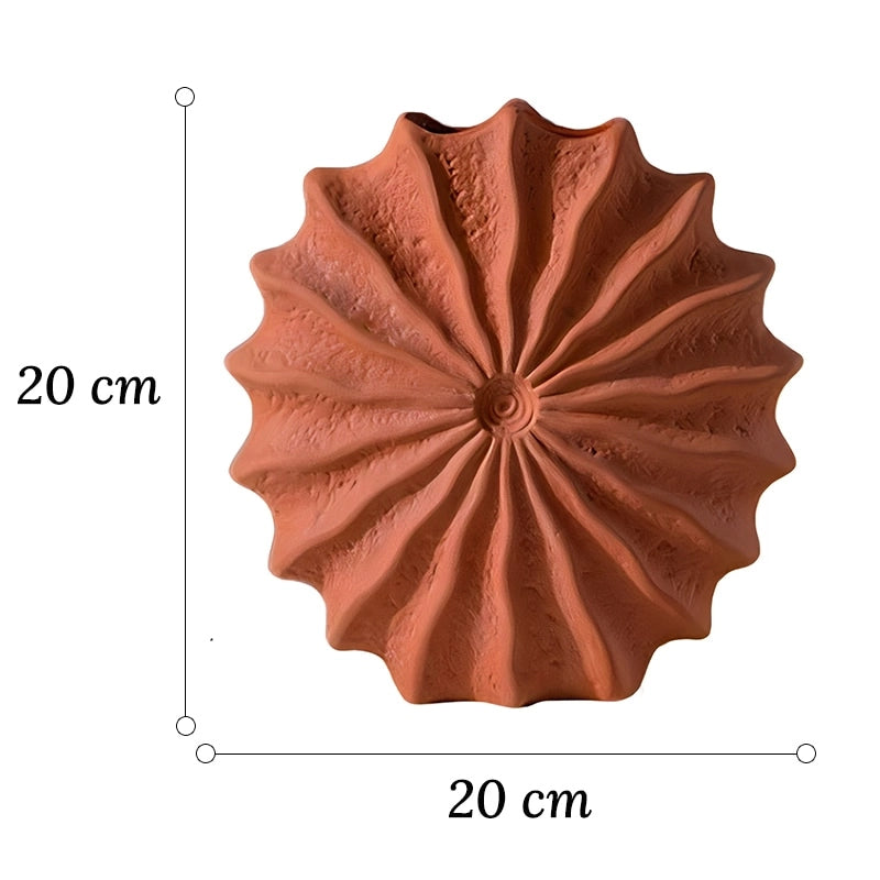 Vase Rond Rouge Forme Coquille Hérisson de Mer dimensions du modèle Petit 20cm sur fond blanc.