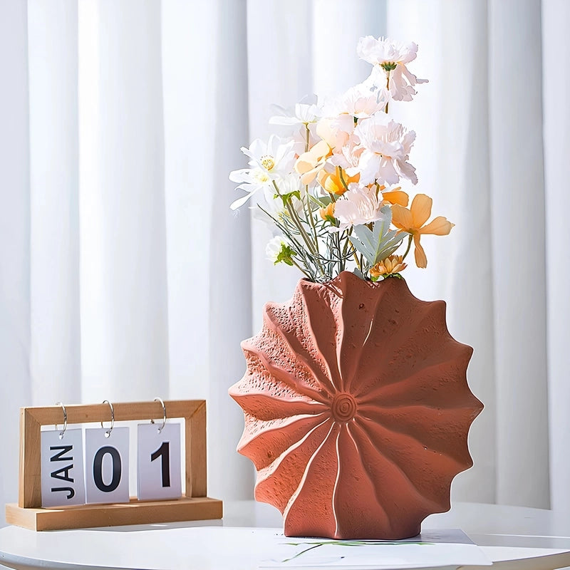 Vase Rond Rouge Forme Coquille Hérisson de Mer présentation du modèle grand avec bouquet de fleurs sur une table blanche.