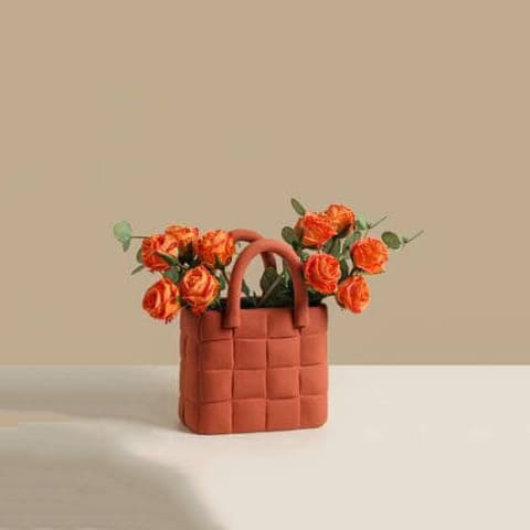 Vase sac design Morandi en Céramique présentation avec fleurs.