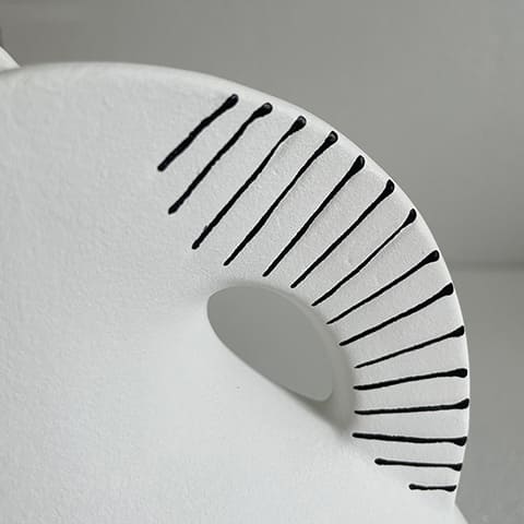 Vase scandinave blanc et noir détails traits noirs sur anse.