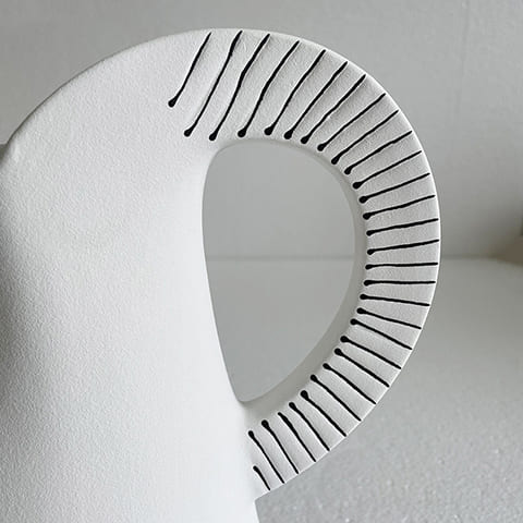 Vase scandinave blanc et noir vu de près, détails anse.