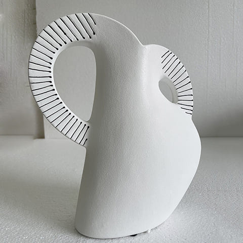 Vase Créatif Scandinave Blanc et Noir en céramique présentation sans fleurs une table blanche.