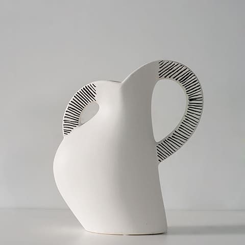 Vase scandinave blanc et noir présentation sans fleurs sur fond gris.