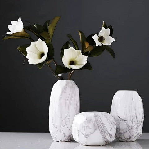 Vase Sculpté Motif Marbre en Porcelaine présentation de tous les modèles avec fleurs.
