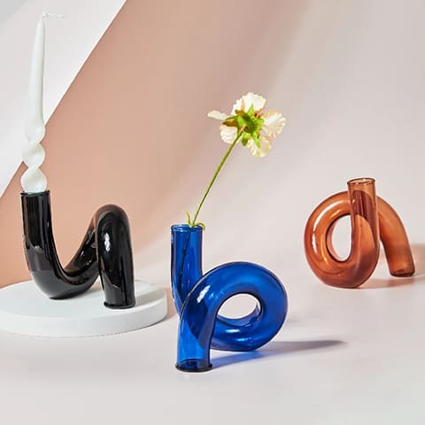 Vase Sculpture de Ballon Couleurs Variées en verre présentation des modèles bleu avec fleur et gris avec une bougie blanche sur une table.
