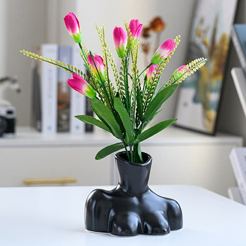 Vase seins femme body art présentation modèle Noir avec fleurs.