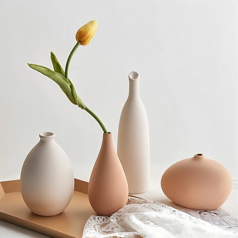 Vase simple blanc ou abricot en céramique présentation de tous les modèles avec une tulipe sur une table.