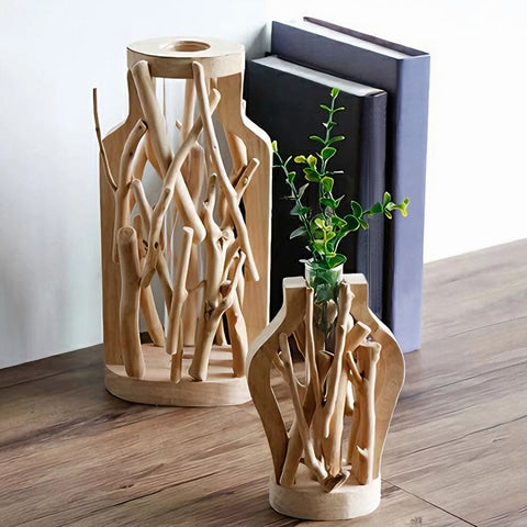 Soliflore Artisanal Bois Naturel Sculpté, présentation du modèle B avec plante verte dans son tube en verre, sur un meuble en bois.