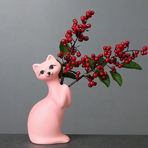 Vase Soliflore Chat mignon présentation du modèle Rose avec tige de baies rouges sur une table.