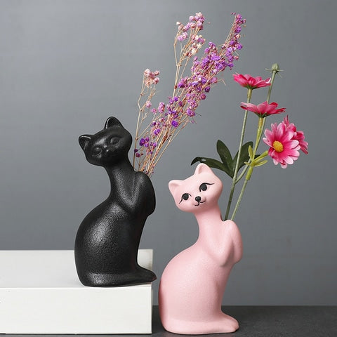 Vase Soliflore Chat mignon présentation des modèles Noir et Rose avec fleurs sur une table.