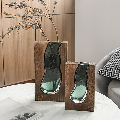 Vase Soliflore Design Rectangulaire en Verre Vert, présentation des modèles A avec fleurs et C sans fleurs sur une table basse.