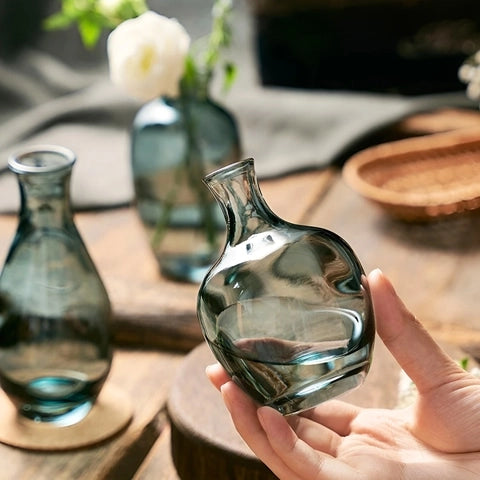 Vase Soliflore Mini Dame Jeanne en Verre présentation modèle vert tenu en main