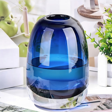 Vase Soliflore Ovale Bleu Translucide, présentation du modèle bleu nuit M sans fleurs sur une table.