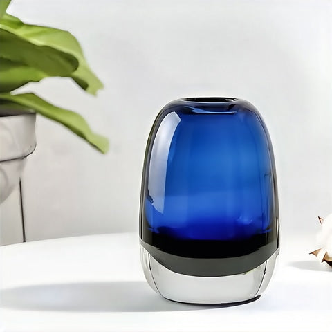 Vase soliflore ovale bleu translucide en verre présentation du modèle M Bleu Nuit.