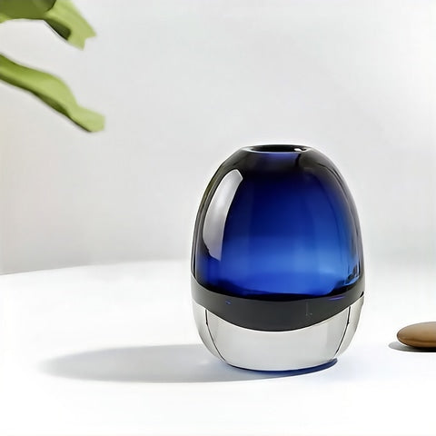 Vase soliflore ovale bleu translucide en verre présentation du modèle S Bleu Nuit.