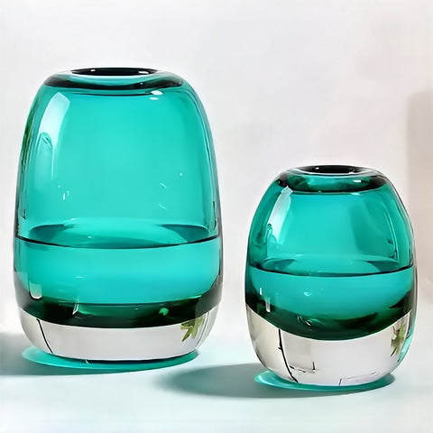 Vase soliflore ovale bleu translucide en verre présentation des modèles S et M Bleu sans fleurs.