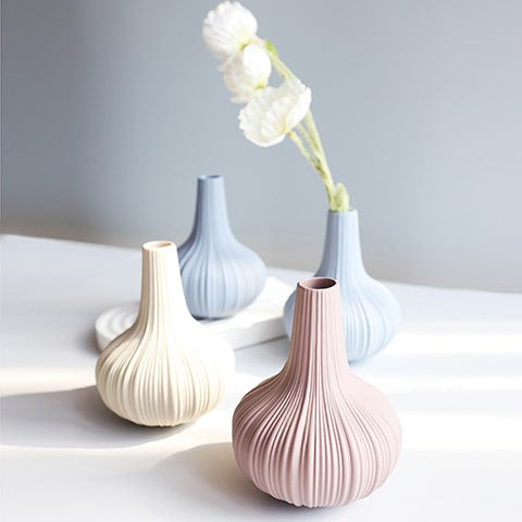 Vase soliflore style scandinave en céramique présentation de tous les modèles avec fleurs sur une table.
