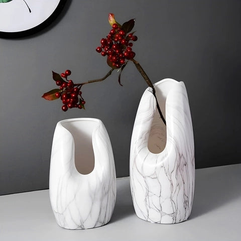Vase Somptueux Col Ouvert Couleur Marbre en Céramique présentation des modèles s et m avec branche de houx.