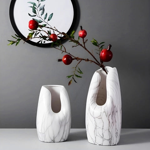 Vase Somptueux Col Ouvert Couleur Marbre en céramique présentation des modèles S et M avec tige florale, sur une table blanche.